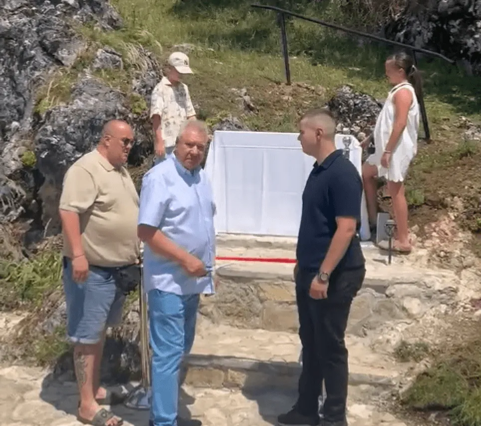 Suze i pjesma u Knežini: Halid Bešlić dobio trajno obilježje na Knežak izvoru