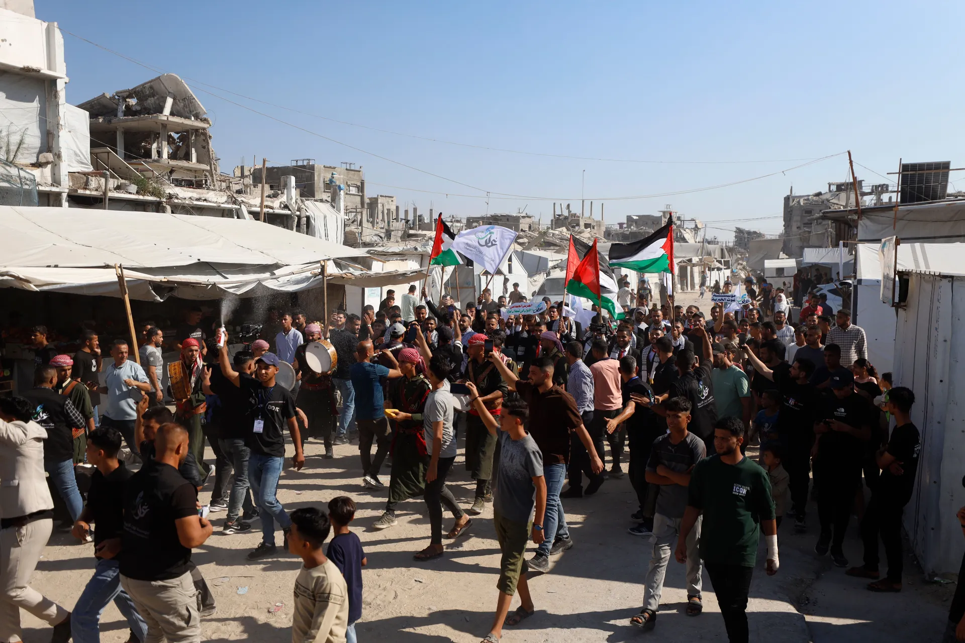 GAZA (AA) - Ukupno 150 palestinskih parova stupilo je u brak na masovnoj ceremoniji vjenčanja održanoj 28. juna u obnovljenoj sali za vjenčanja u izbjegličkom kampu Jabalia na sjeveru Pojasa Gaze, području koje je pretrpjelo velika razaranja u izraelskim 