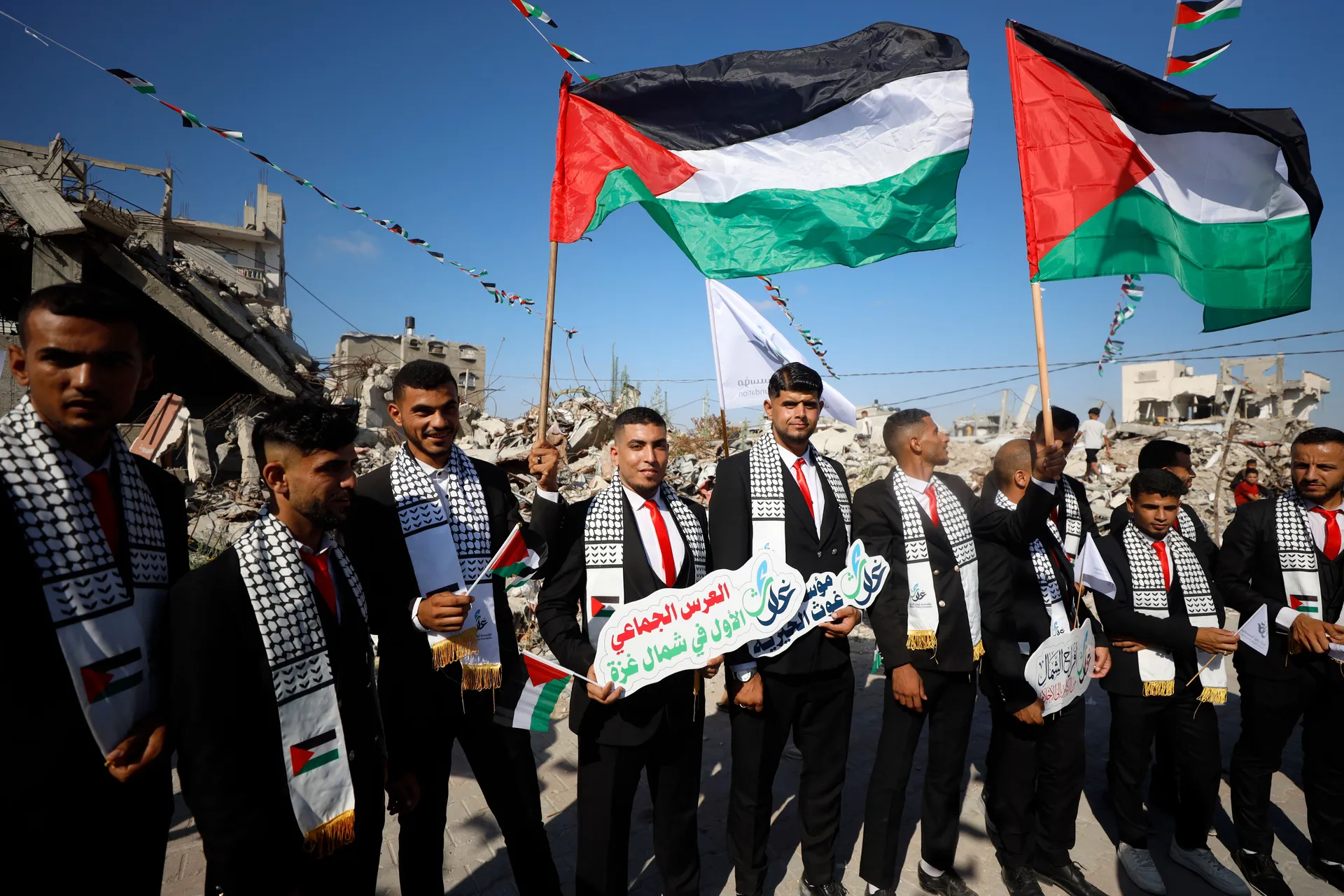 GAZA (AA) - Ukupno 150 palestinskih parova stupilo je u brak na masovnoj ceremoniji vjenčanja održanoj 28. juna u obnovljenoj sali za vjenčanja u izbjegličkom kampu Jabalia na sjeveru Pojasa Gaze, području koje je pretrpjelo velika razaranja u izraelskim 