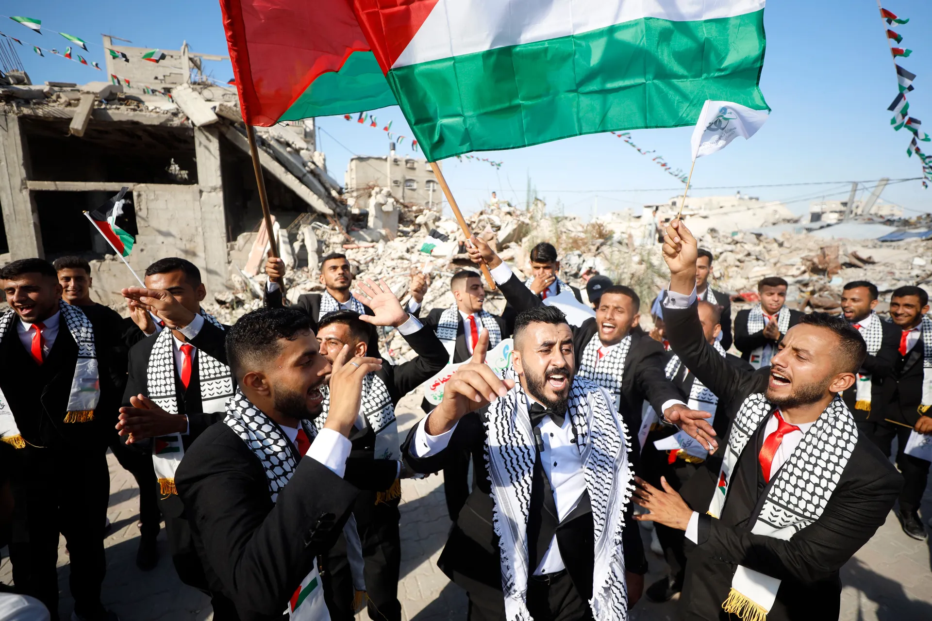 GAZA (AA) - Ukupno 150 palestinskih parova stupilo je u brak na masovnoj ceremoniji vjenčanja održanoj 28. juna u obnovljenoj sali za vjenčanja u izbjegličkom kampu Jabalia na sjeveru Pojasa Gaze, području koje je pretrpjelo velika razaranja u izraelskim 