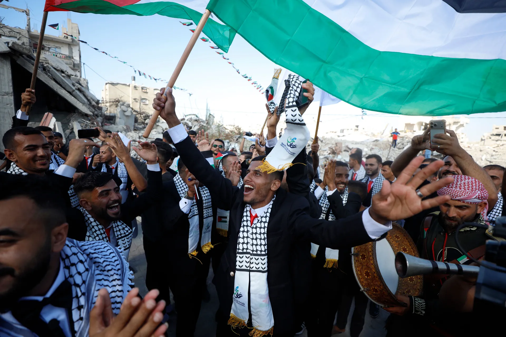 GAZA (AA) - Ukupno 150 palestinskih parova stupilo je u brak na masovnoj ceremoniji vjenčanja održanoj 28. juna u obnovljenoj sali za vjenčanja u izbjegličkom kampu Jabalia na sjeveru Pojasa Gaze, području koje je pretrpjelo velika razaranja u izraelskim 