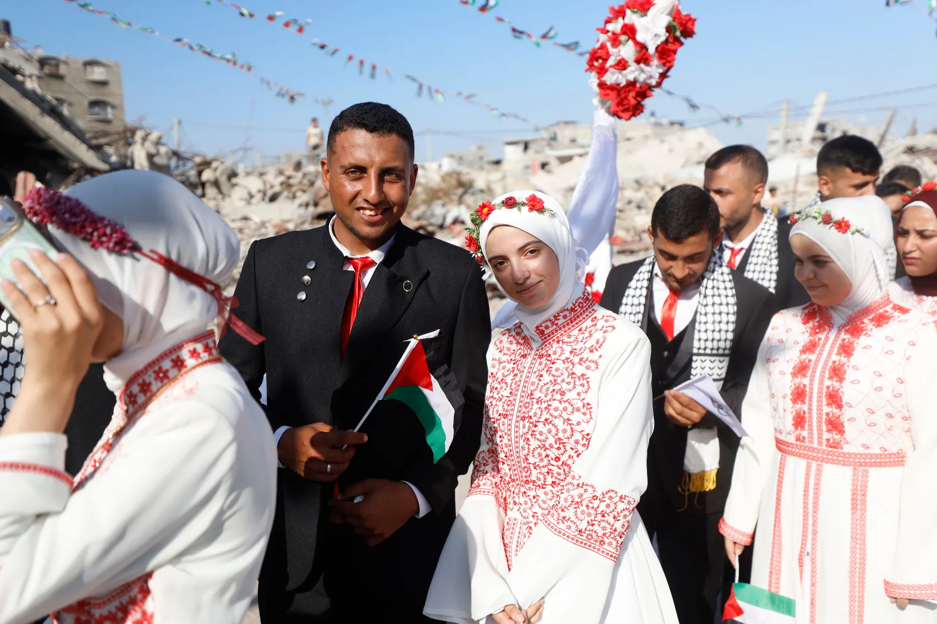 GAZA (AA) - Ukupno 150 palestinskih parova stupilo je u brak na masovnoj ceremoniji vjenčanja održanoj 28. juna u obnovljenoj sali za vjenčanja u izbjegličkom kampu Jabalia na sjeveru Pojasa Gaze, području koje je pretrpjelo velika razaranja u izraelskim 