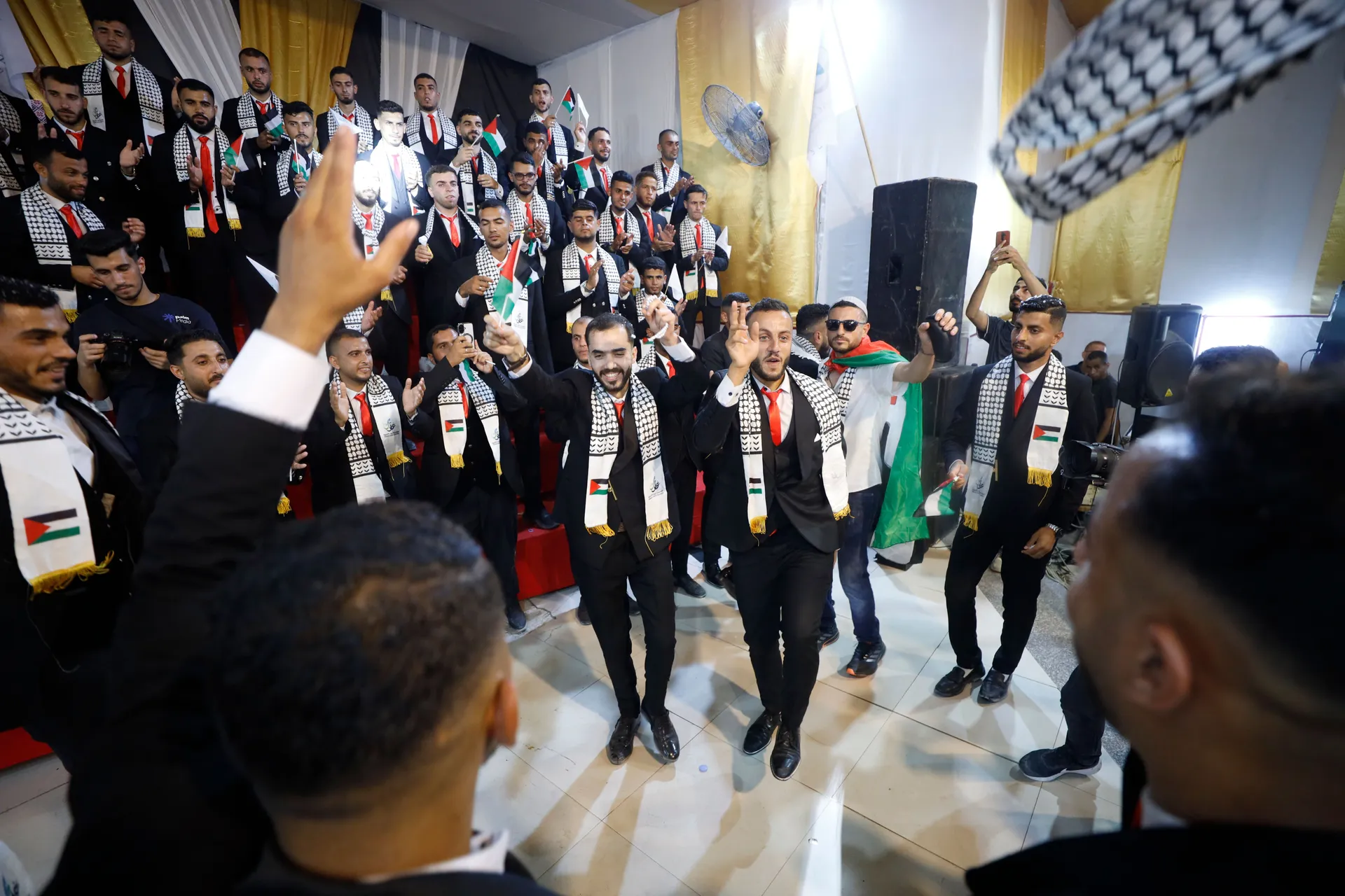 GAZA (AA) - Ukupno 150 palestinskih parova stupilo je u brak na masovnoj ceremoniji vjenčanja održanoj 28. juna u obnovljenoj sali za vjenčanja u izbjegličkom kampu Jabalia na sjeveru Pojasa Gaze, području koje je pretrpjelo velika razaranja u izraelskim 