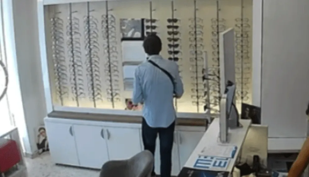 Iz sarajevske optike ukrao pet pari naočala, radnica ga sustigla i vratila robu