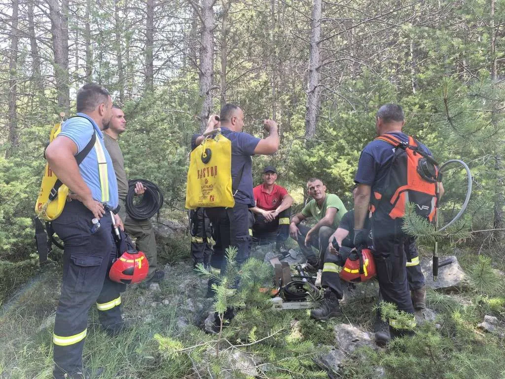 Veliki šumski požar na kod Posušja, vatrogasci čekaju pomoć helikoptera OS BiH