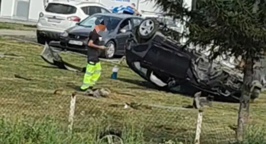 (VIDEO) Stravični prizori nesreće, auto završilo na krovu, drugi sletio u kanal