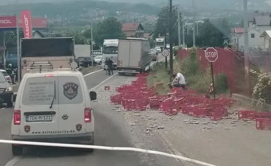 Nesvakidašnja nesreća kod Viteza, otkačila se prikolica, flaše Coca-Cole završile po cesti