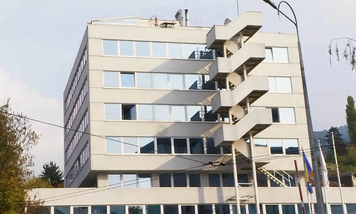 Zgrada kraj Miljacke čeka novog vođu, SAD i EU traže kompromis