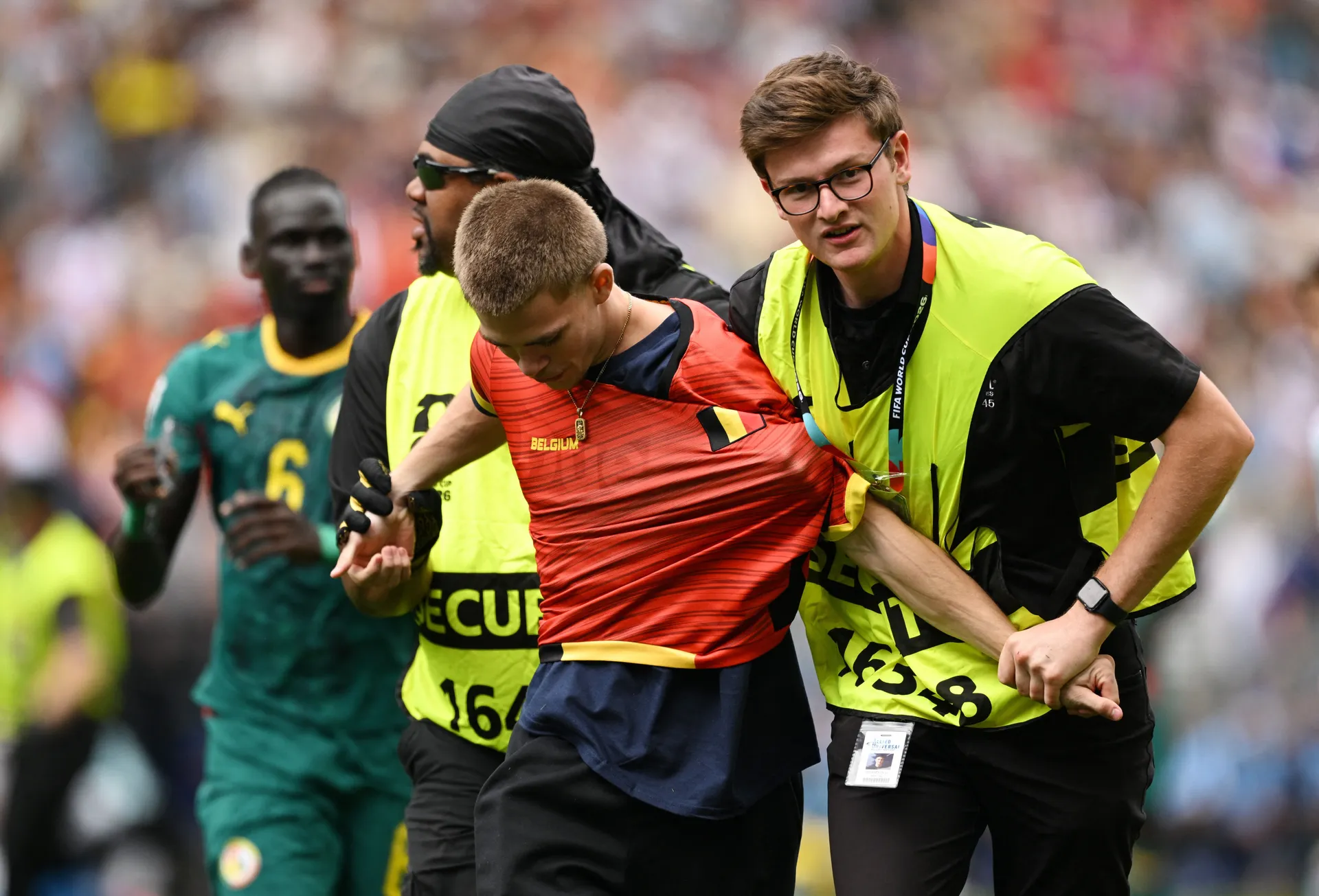 (FOTO) Nije se vidjelo u prenosu, evo zbog čega je prekinuta utakmica Belgije i Senegala - slika 2