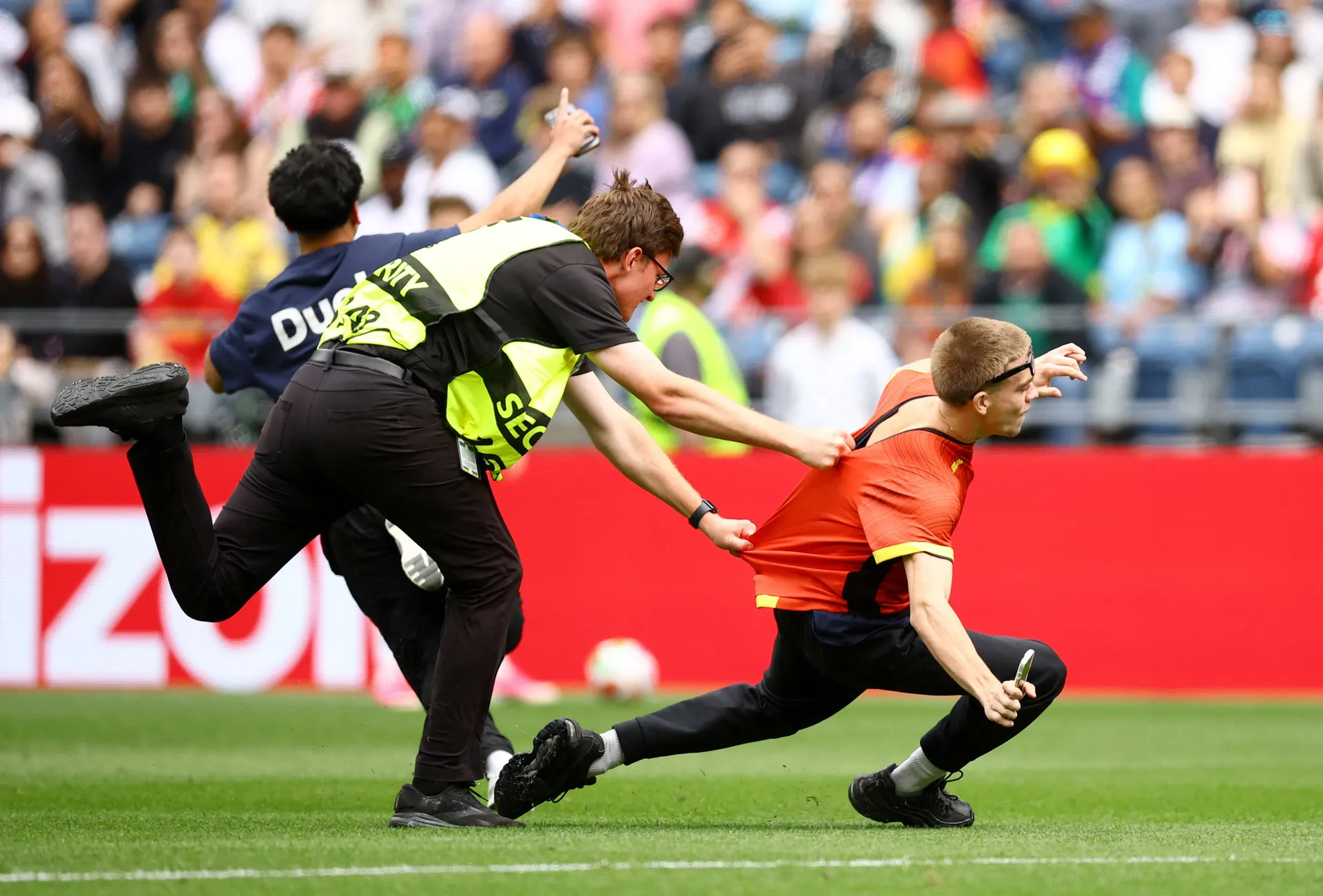 (FOTO) Nije se vidjelo u prenosu, evo zbog čega je prekinuta utakmica Belgije i Senegala - slika 8