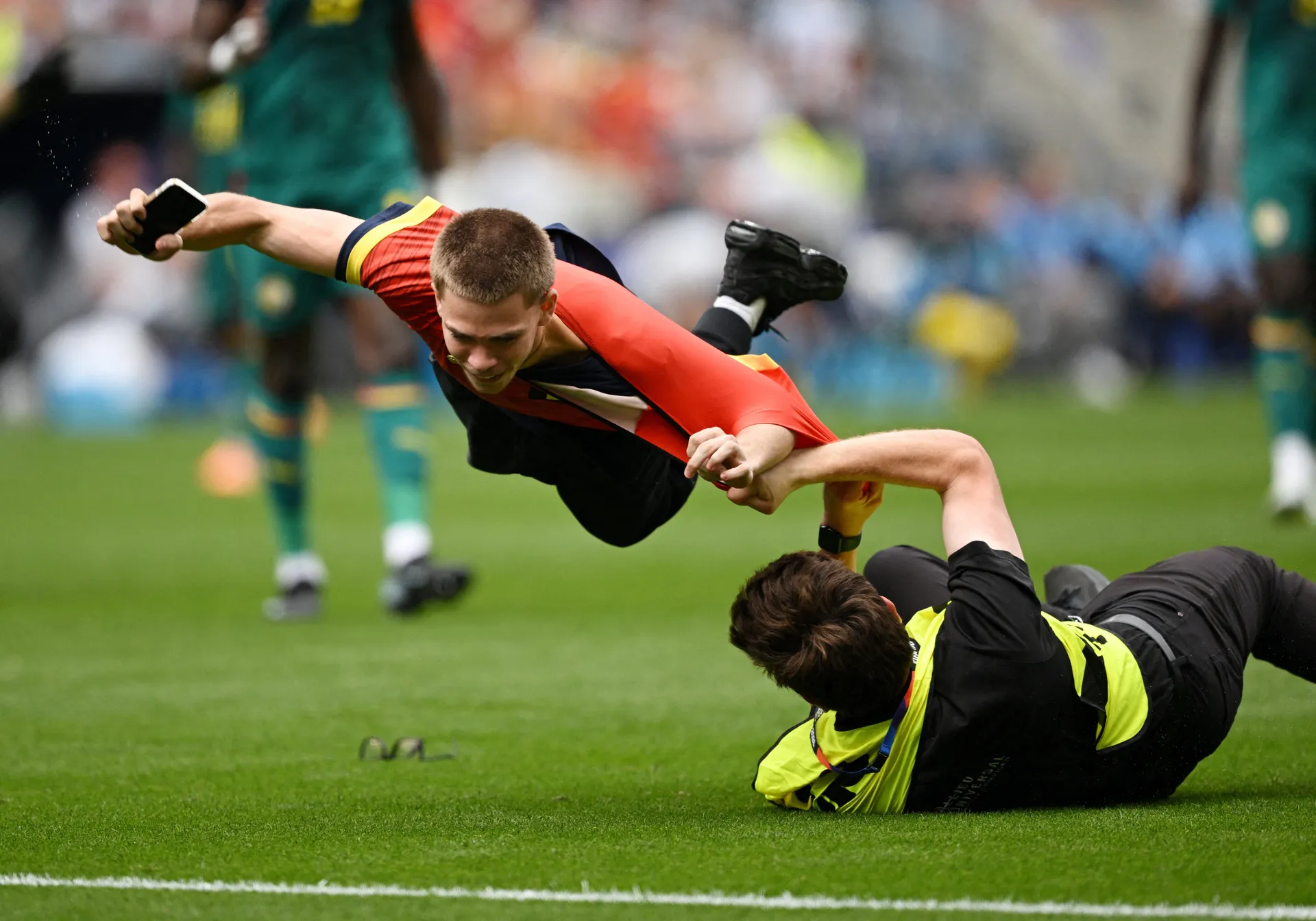 (FOTO) Nije se vidjelo u prenosu, evo zbog čega je prekinuta utakmica Belgije i Senegala - slika 6