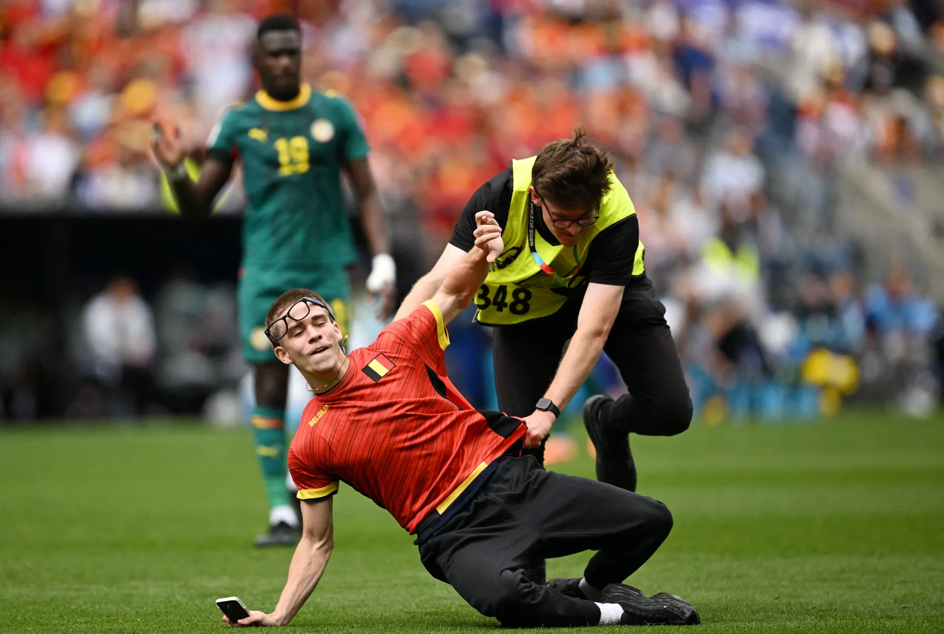 (FOTO) Nije se vidjelo u prenosu, evo zbog čega je prekinuta utakmica Belgije i Senegala - slika 4