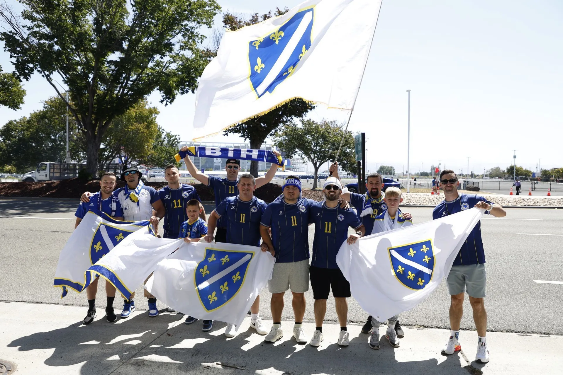 (FOTO/VIDEO) BH Fanaticosi u korteu krenuli ka stadionu, navijači stižu na tribine
