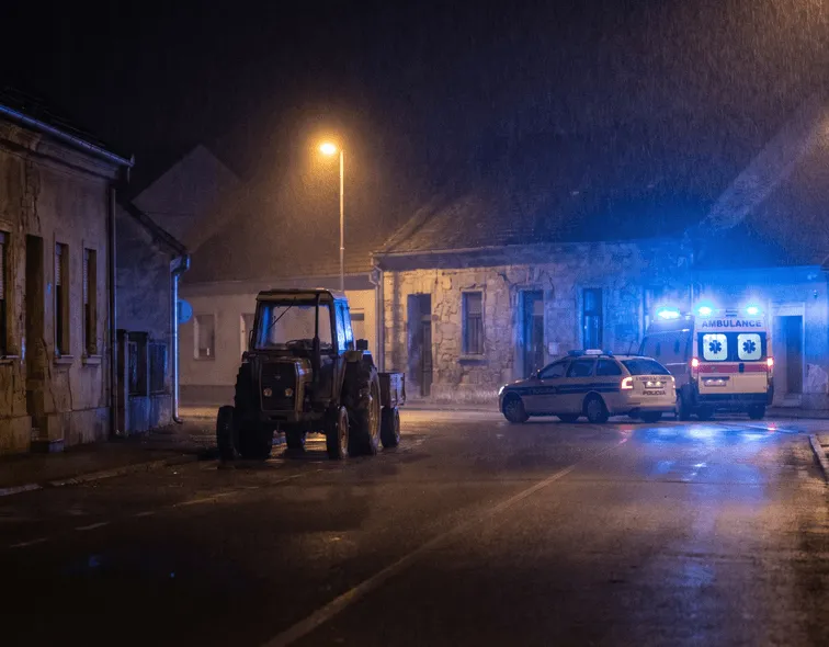 Pijan i bez dozvole vozio traktor, policija ga zaustavila, on se srušio na pod od alkohola