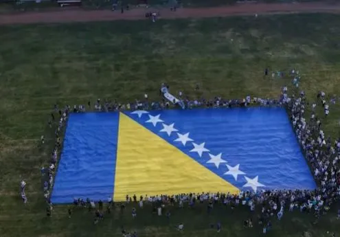 Prizor iz jednog bh. grada oduševio sve, razvijena ogromna zastava BiH uoči meča sa SAD-om