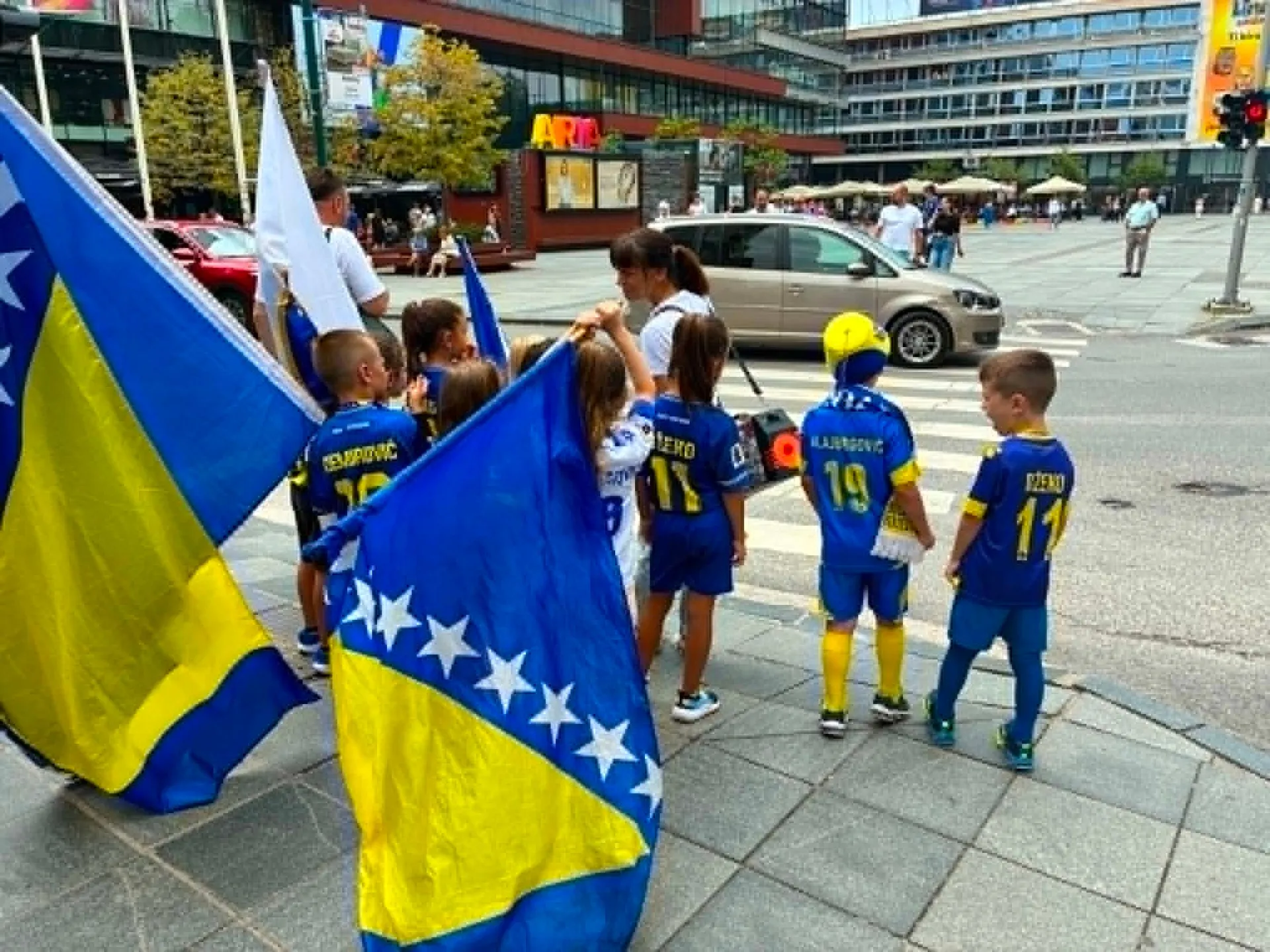 Djeca, vrtić, mališani, zastave, Zmajevi, euforija