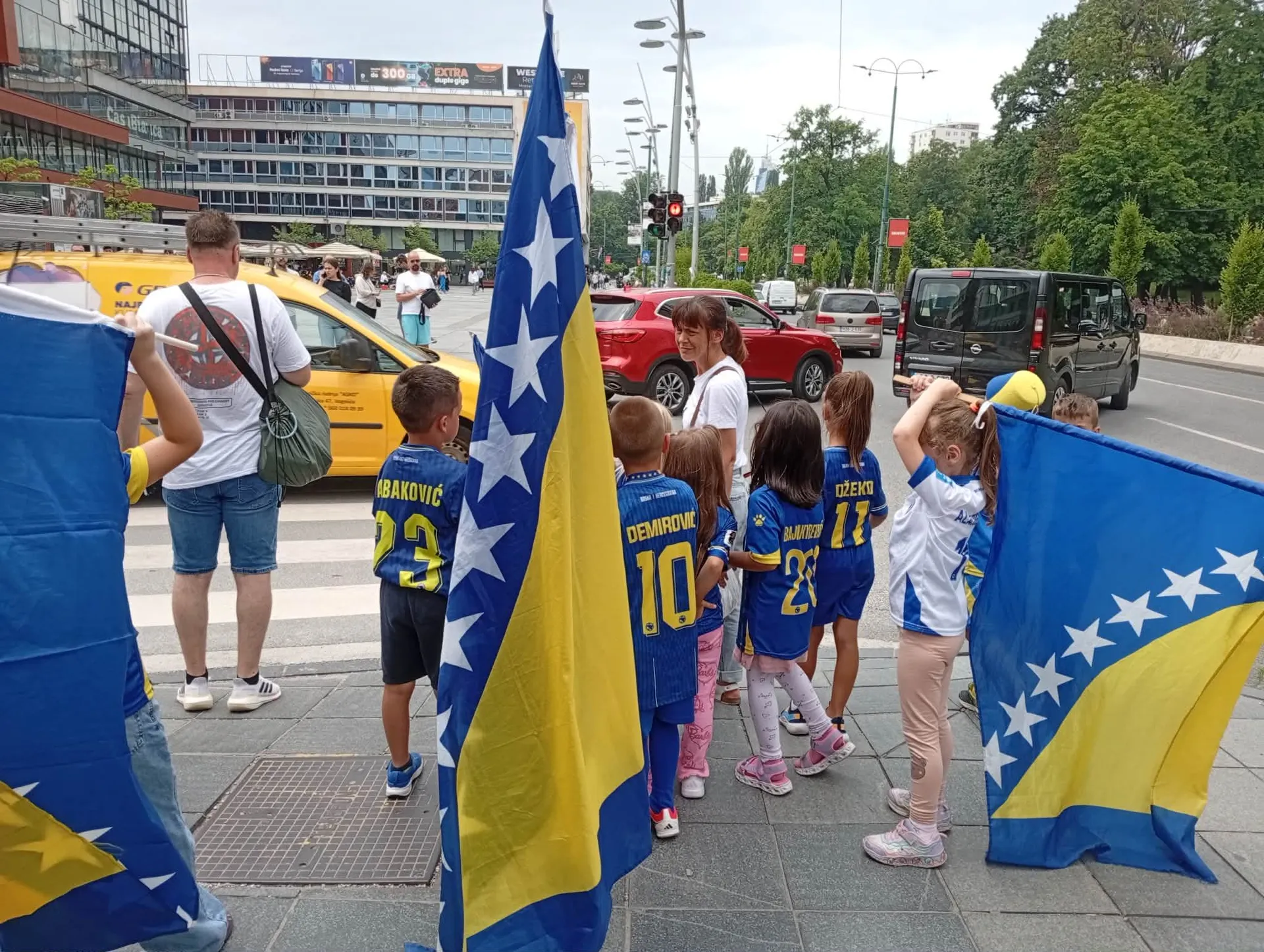 (FOTO i VIDEO) Najslađa podrška za Zmajeve, mališani defiluju Sarajevom uz "Ljiljane"