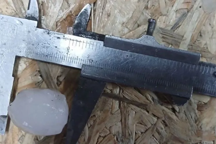 (VIDEO) Nevrijeme napravilo veliku štetu u BiH, padao grad veličine i do četiri centimetra