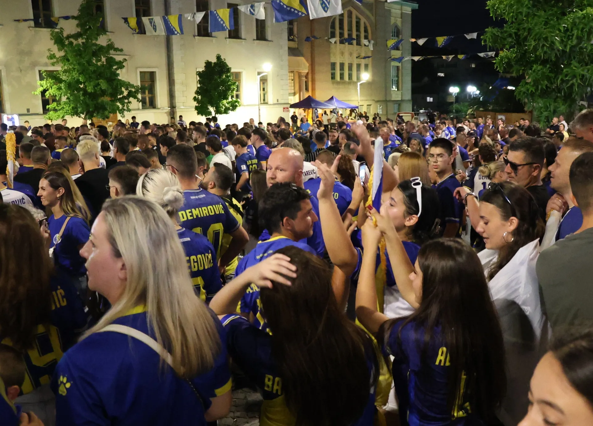 MOSTAR, 2. srpnja (FENA) – Fan zona Musala: Mostar i večeras uz Zmajeve(Foto FENA/Branka Soldo)
