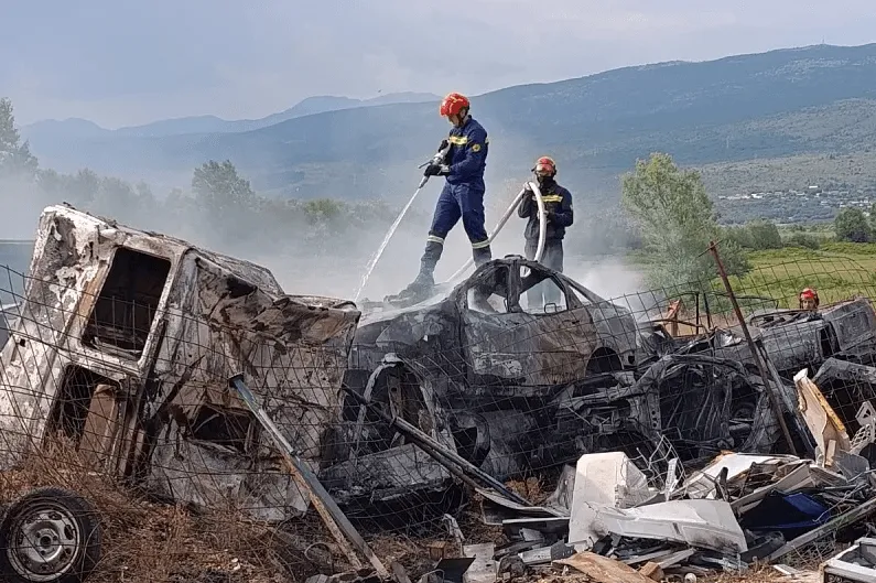 Požar na autootpadu kod Širokog Brijega, izgorio veći broj automobila
