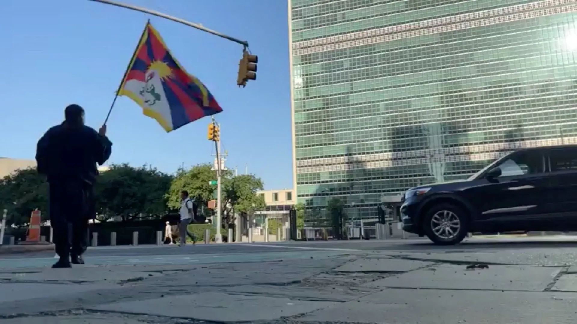 Muškarac se zapalio ispred sjedišta UN-a u New Yorku, internetom kruži uznemirujući snimak
