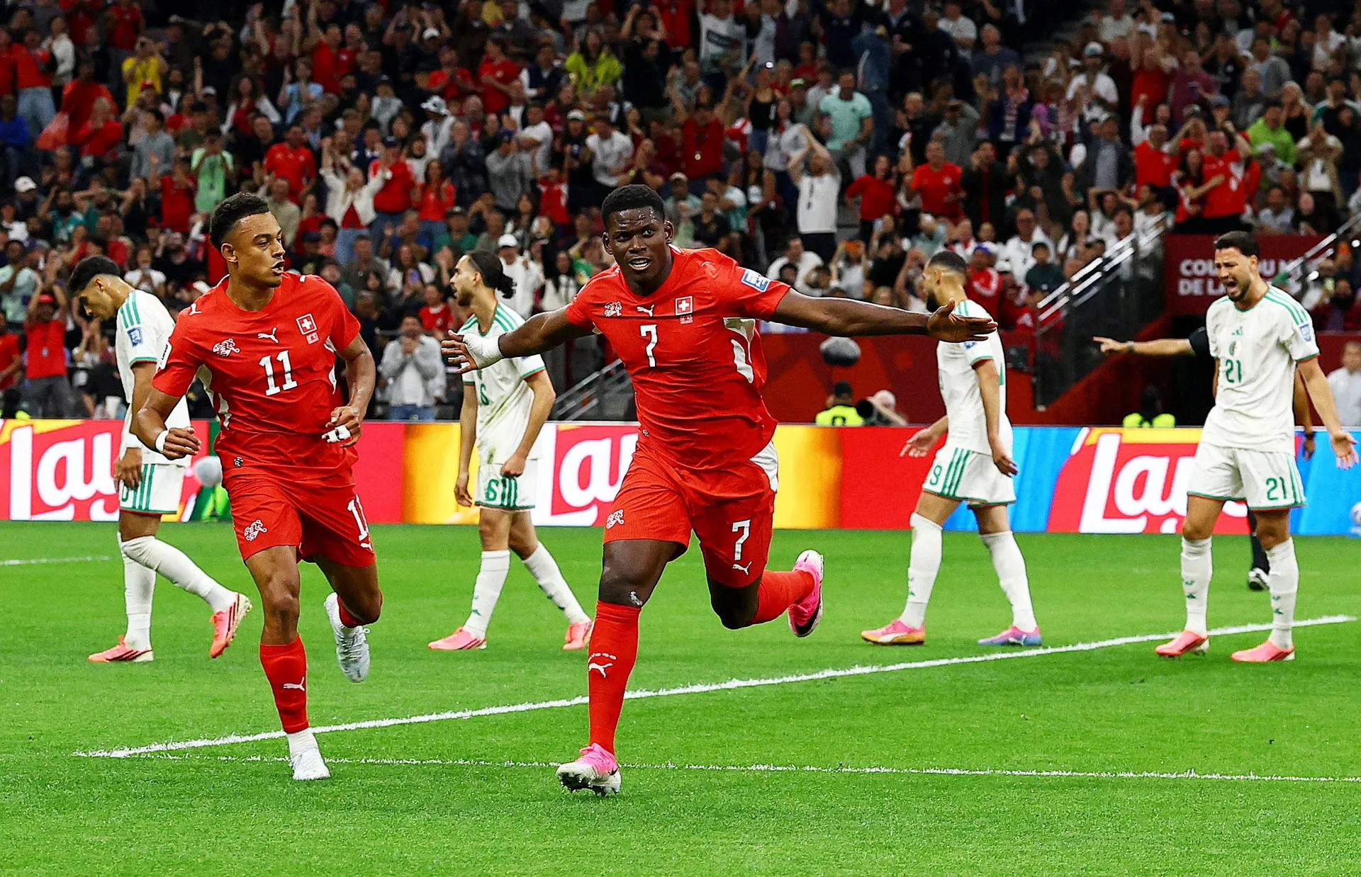 Breel Embolo i Dan Ndoye odveli Švicarsku u osminu finala Mundijala