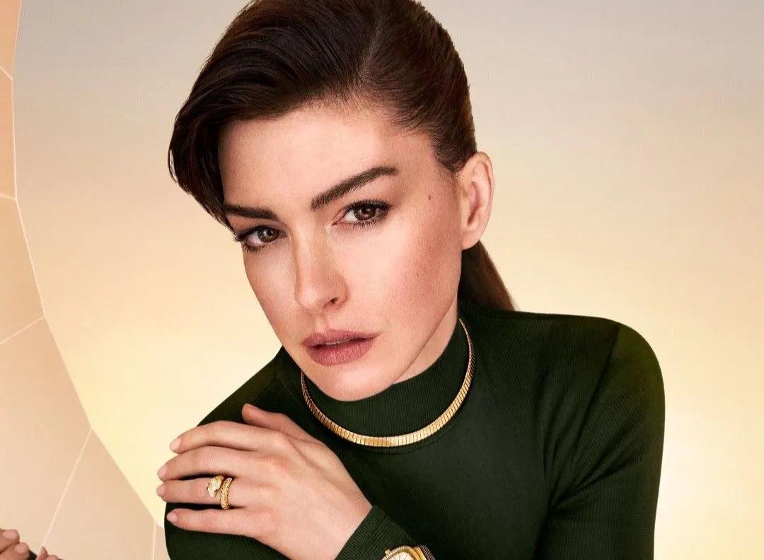 Anne Hathaway oduševila elegantnim izdanjem i prvi put pokazala trudnički stomak