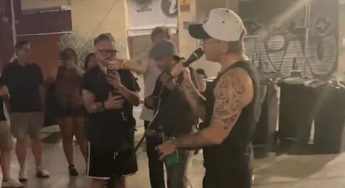 Robbie Williams iznenadio prolaznike u Sevilli, zapjevao svoj hit s uličnim izvođačem