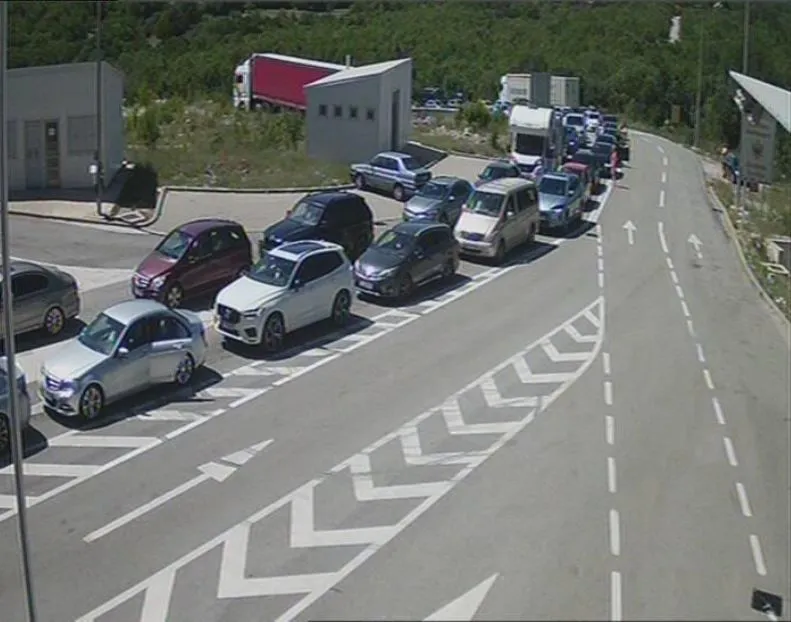 Krenuli ste na more? Na ovim graničnim prijelazima čekaju vas duge kolone