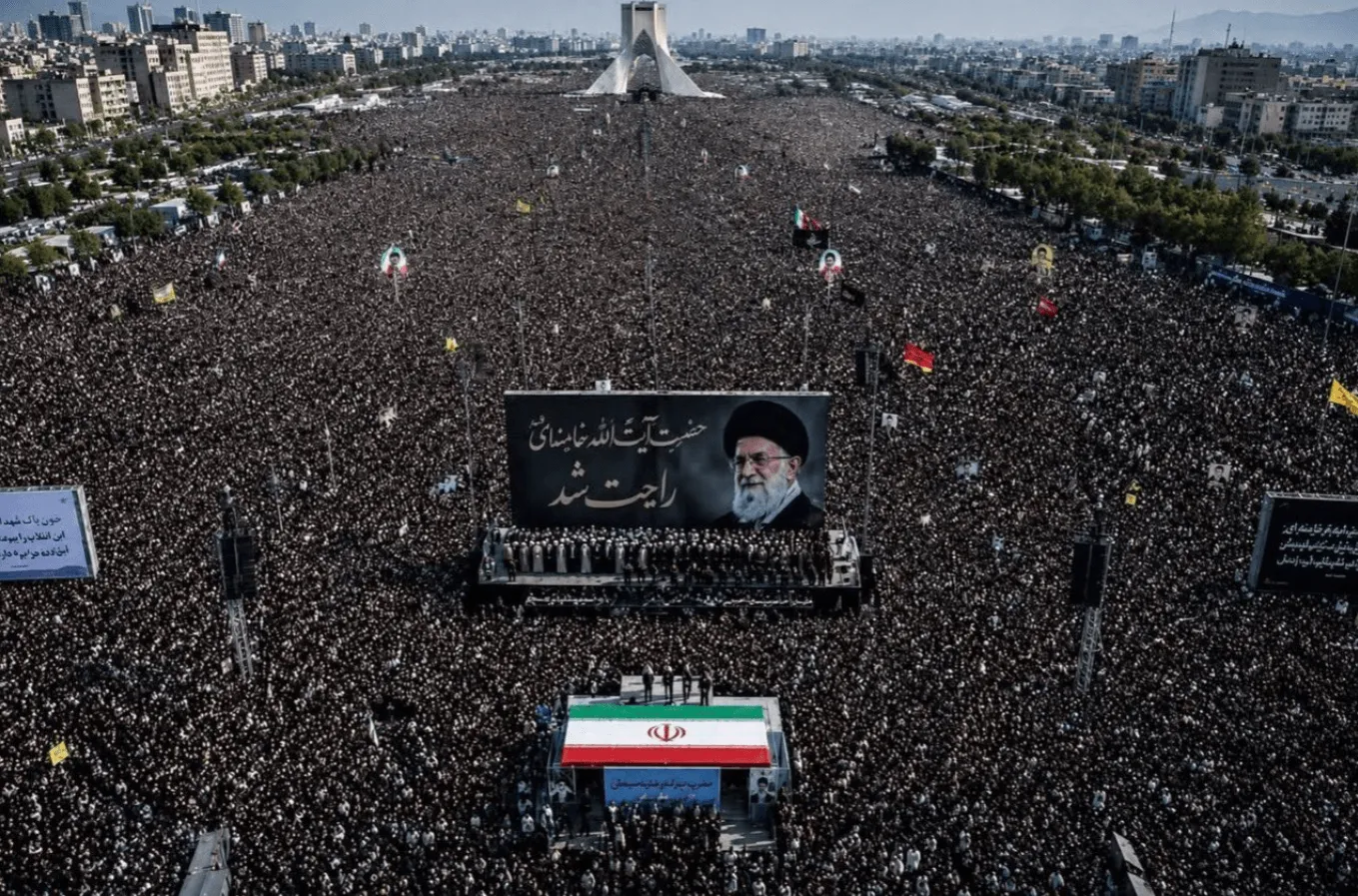 (VIDEO) Okupljeno na hiljade ljudi radi višednevne sahrane Alija Khameneija