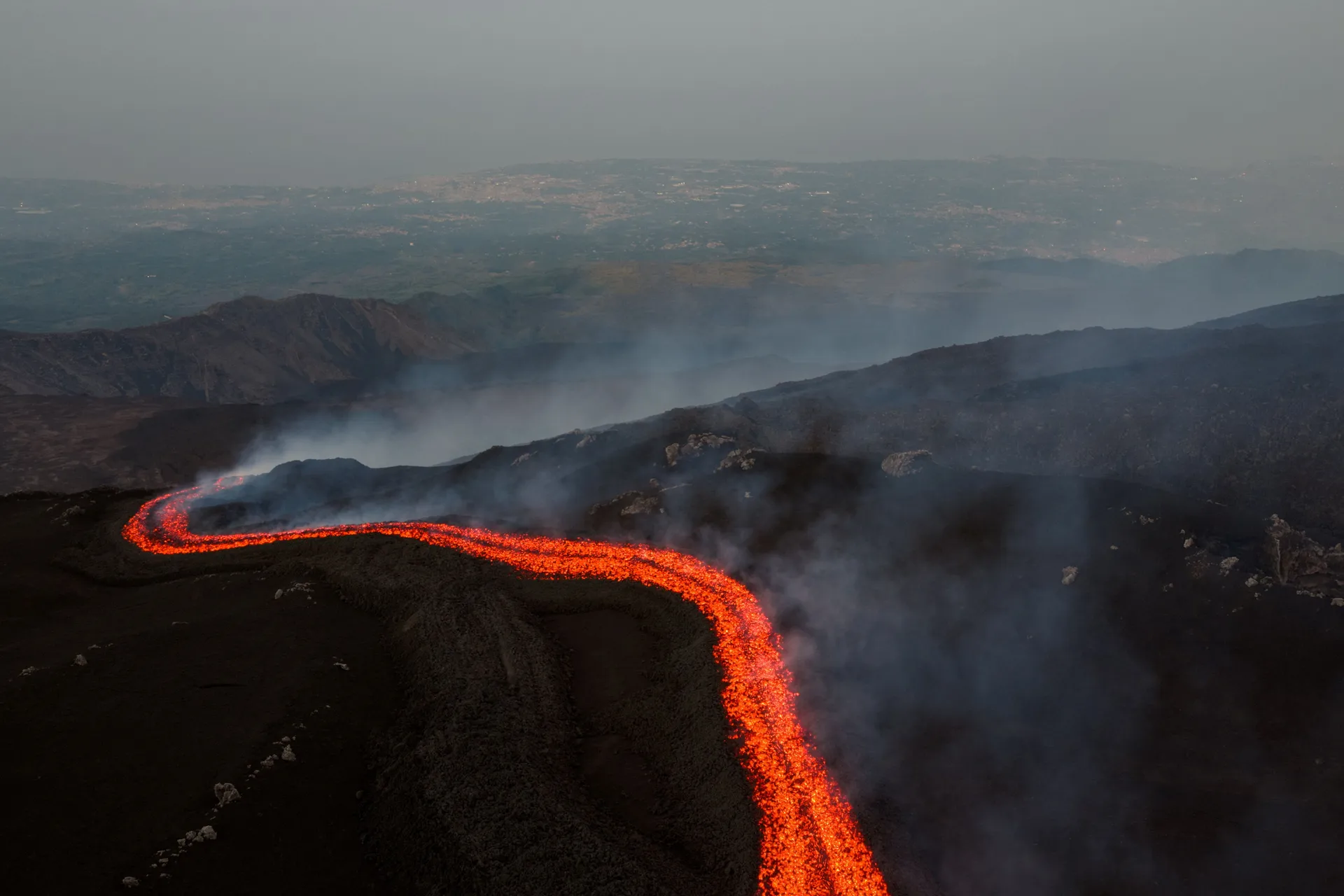 Etna snažno izbacuje pepeo, obustavljen dio vazdušnog saobraćaja na Siciliji