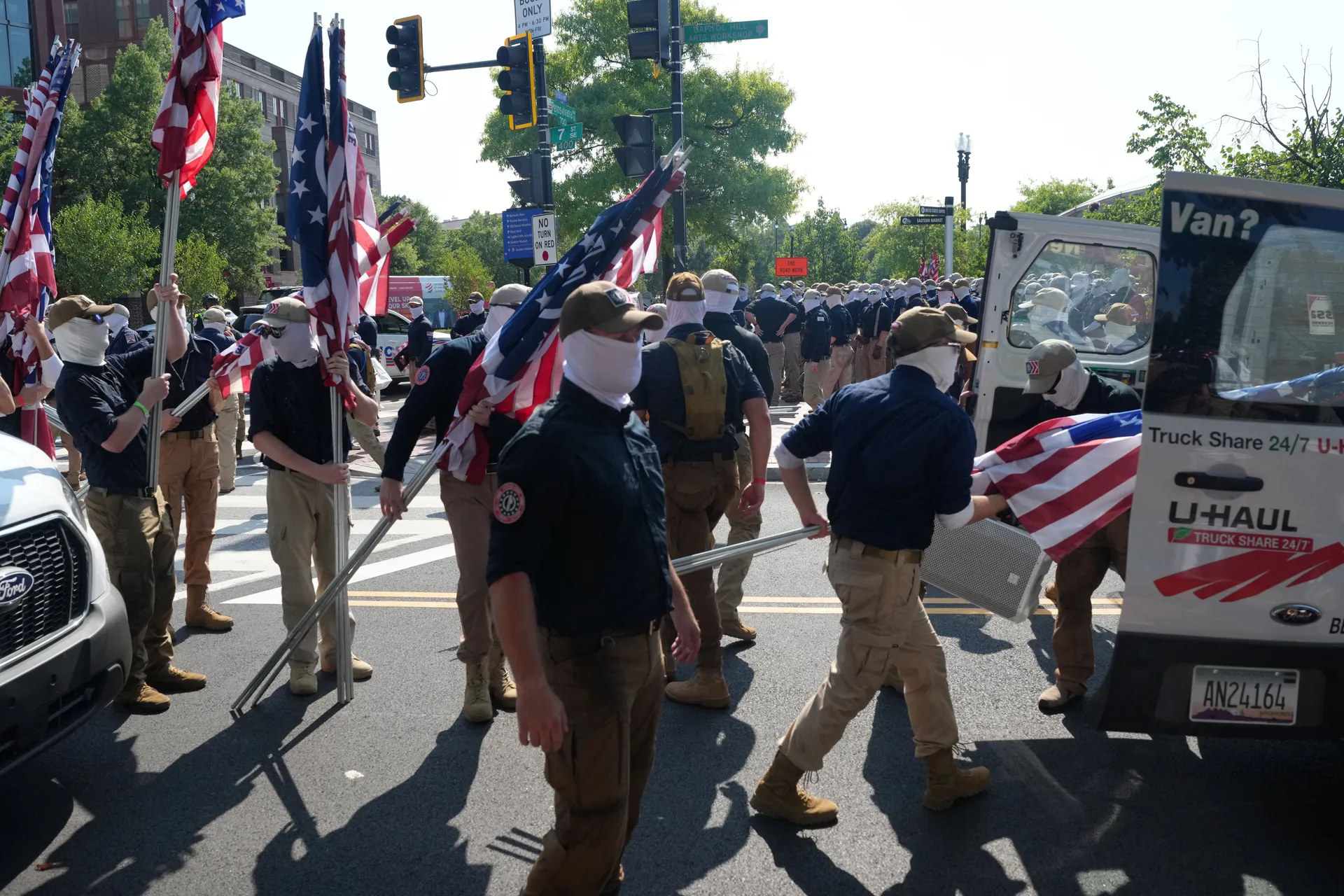 Stotine maskiranih neonacista marširale Washingtonom, vikali: "Vratimo Ameriku"