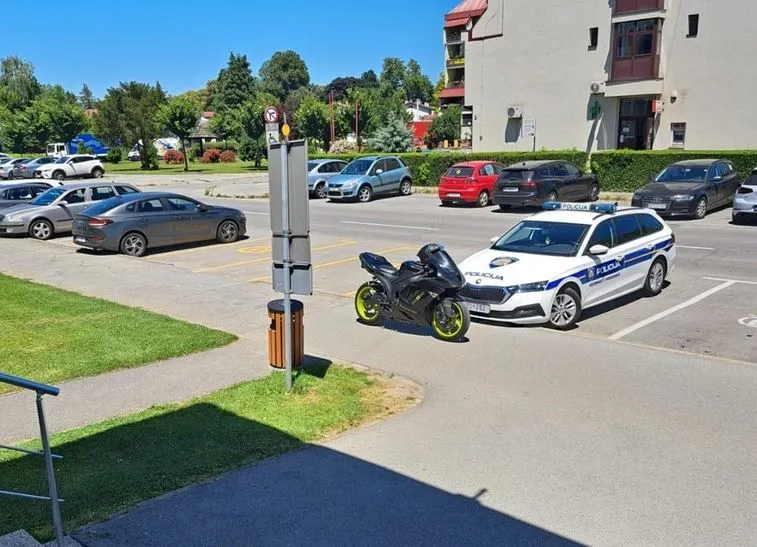 Slučaj u Hrvatskoj, mladić bježao policiji na motociklu, drugi dan ga parkirao kod stanice