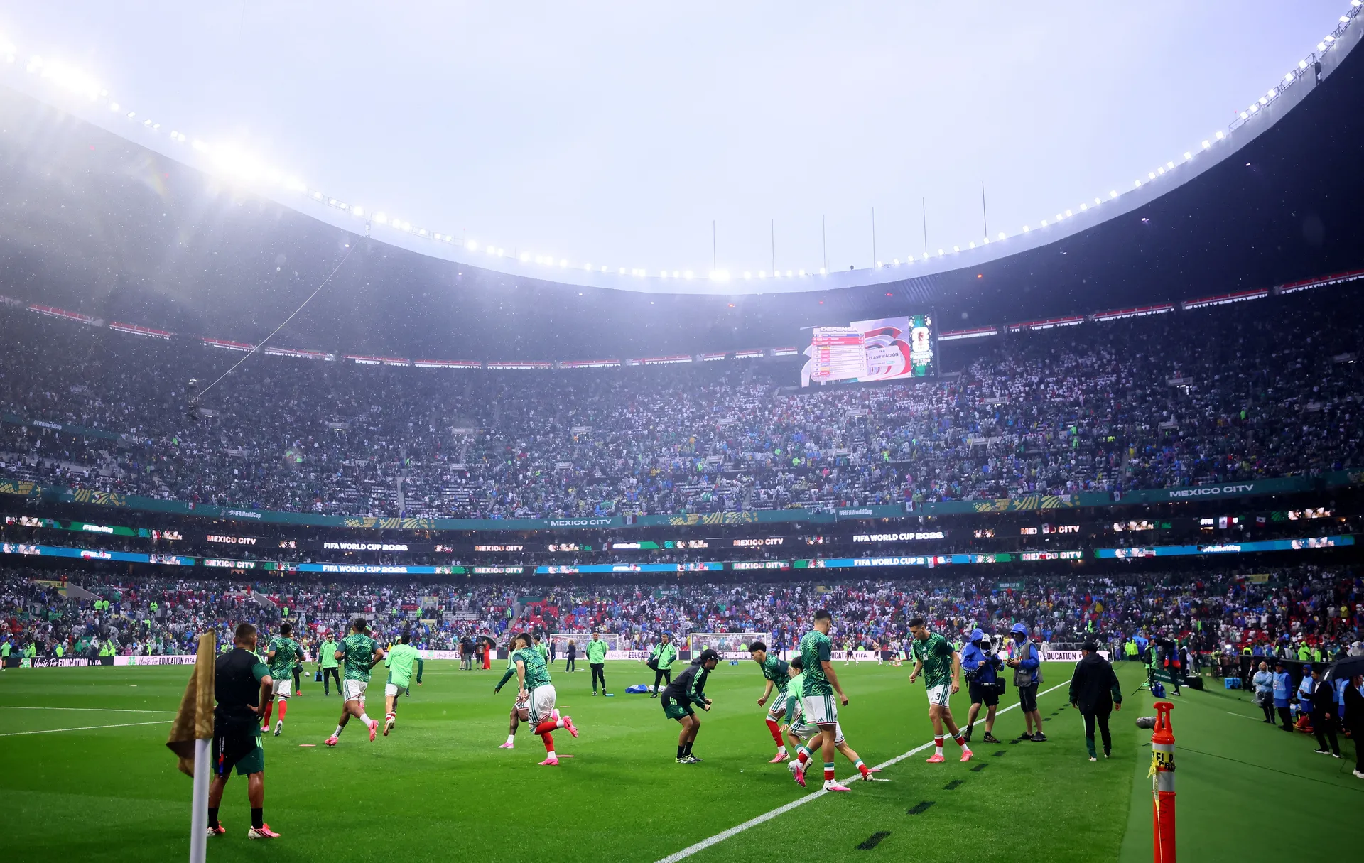 Odgođen početak utakmice između Meksika i Engleske na stadionu Azteca