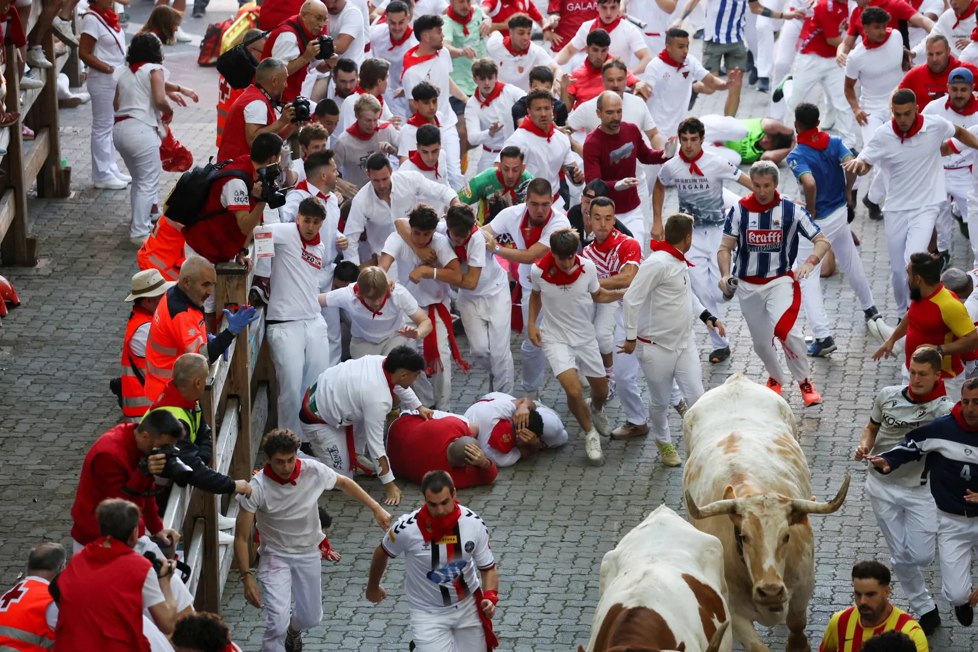 (FOTO i VIDEO) Dramatični momenti u Španiji, bikovi povrijedili više osoba na festivalu - slika 2
