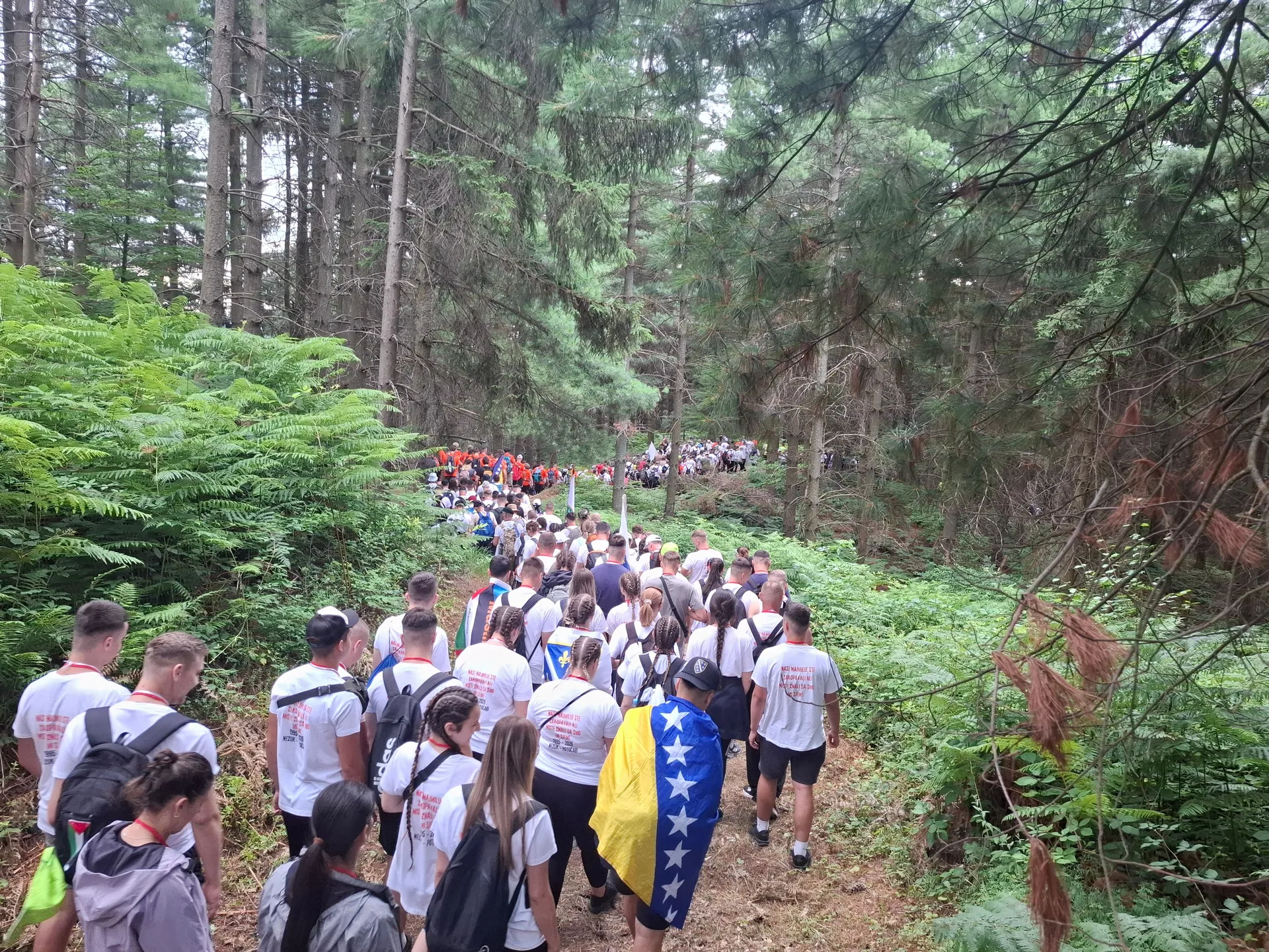 Hiljade krenule stopama preživjelih Srebreničana, ove godine bez zastava Armije RBiH