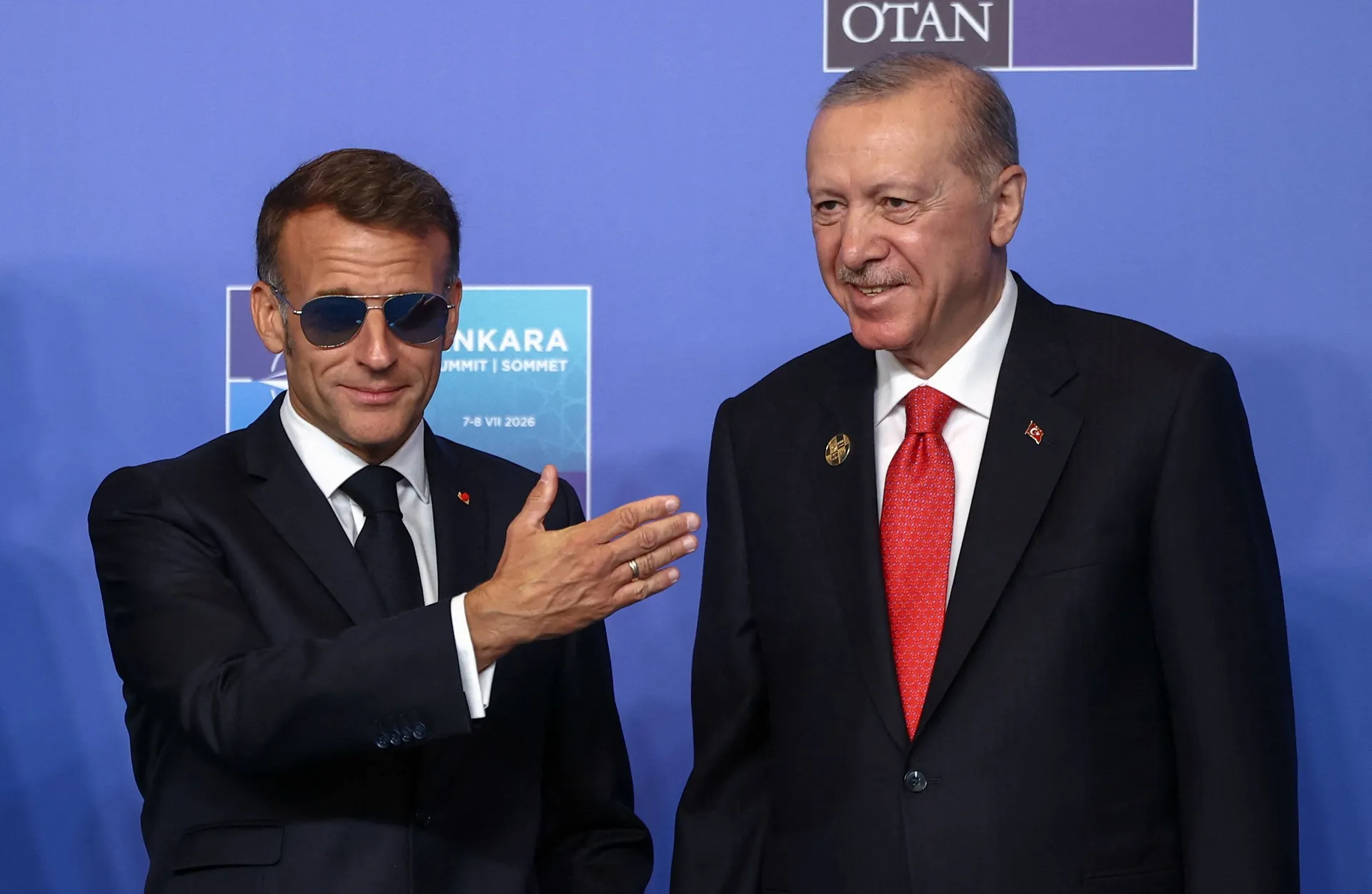 (VIDEO) Macron pokušao poljubiti ruku Erdoganove supruge, ona to nije dozvolila