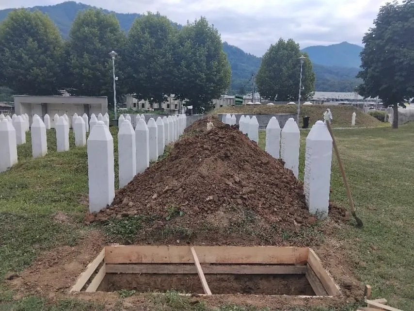 U Potočarima počelo kopanje mezara za deset identifikovanih žrtava genocida