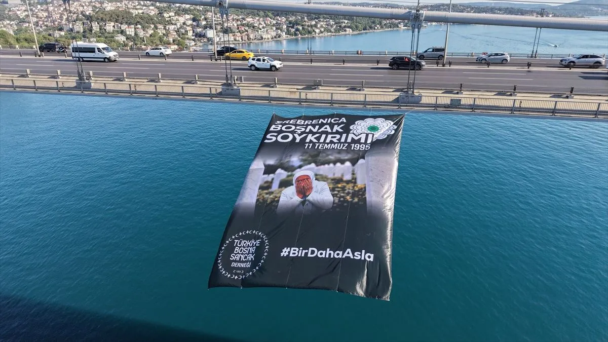 Istanbul odao počast Srebrenici, na mostovima osvanula poruka "nikad više"