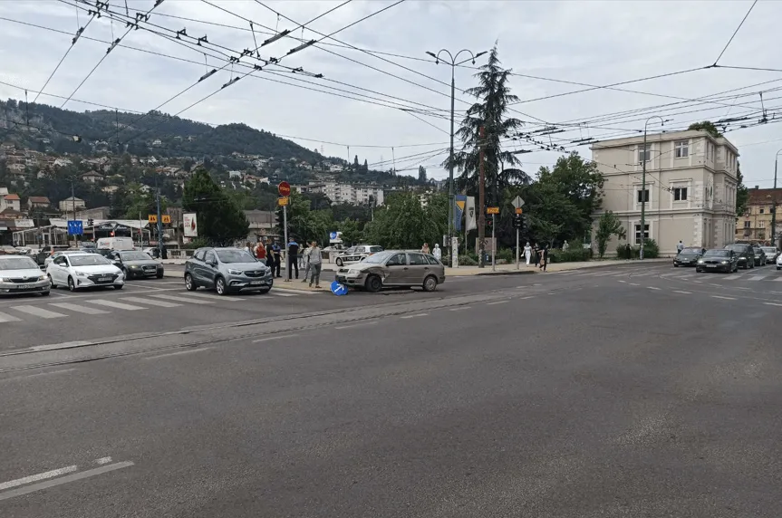 (FOTO) Nesreća na Skenderiji uzrokovala probleme u tramvajskom saobraćaju
