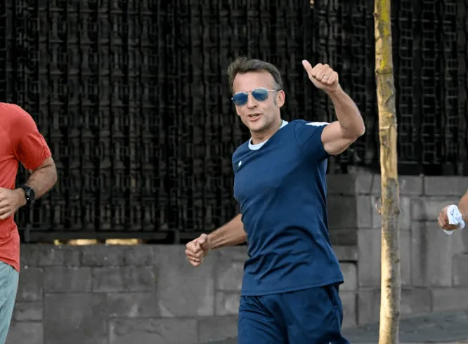 (VIDEO) Macron uživao u jutarnjem trčanju Ankarom, smijao se i pozdravljao prolaznike