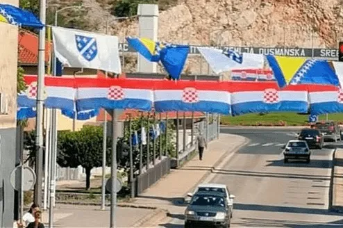 Grad Stolac pozvao ljude i udruženja da uklone navijačke zastave, imaju rok do petka