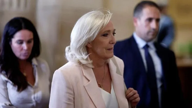 Le Pen može da se kandiduje na izborima, ali mora da nosi nanogvicu