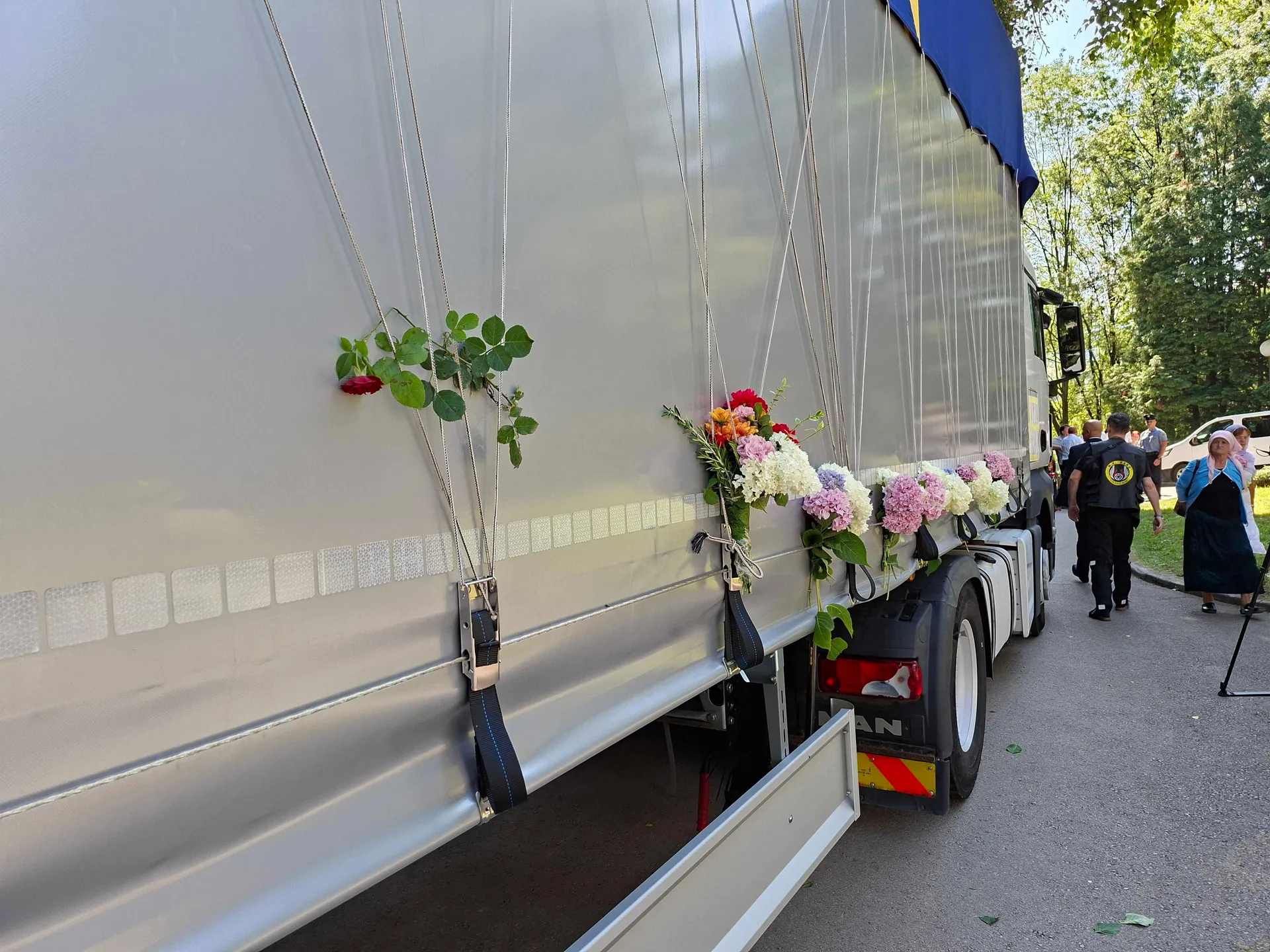 Visoko, Gradsko groblje, ispraćaj srebreničkih žrtava, tabuti, genocid u Srebrenici, Srebrenica, kolona