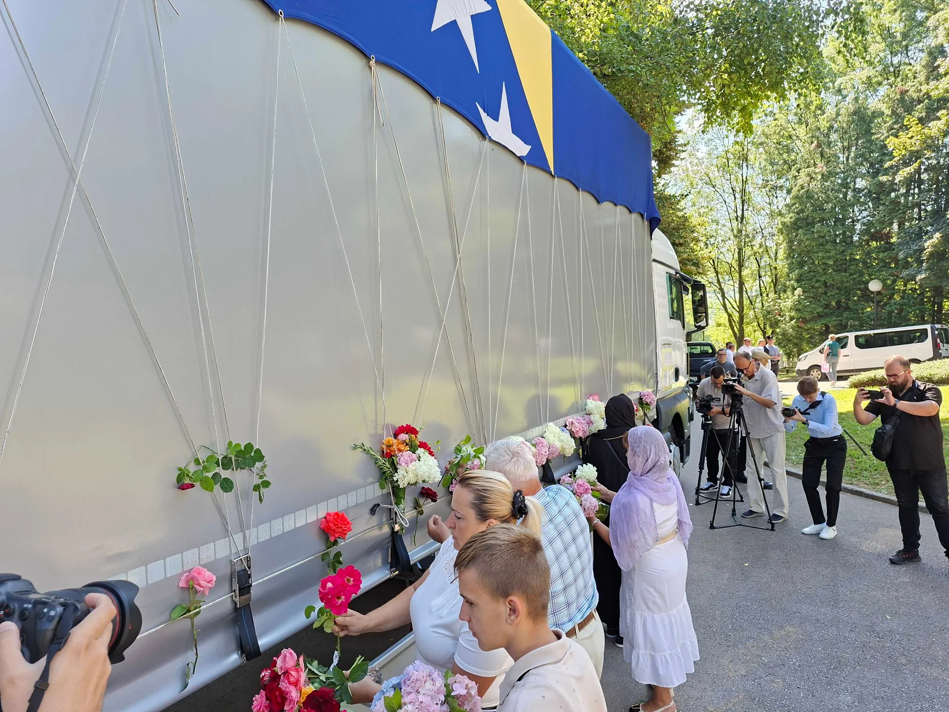 Kolona sa tabutima 10 žrtava genocida u Srebrenici krenula iz Visokog prema Potočarima