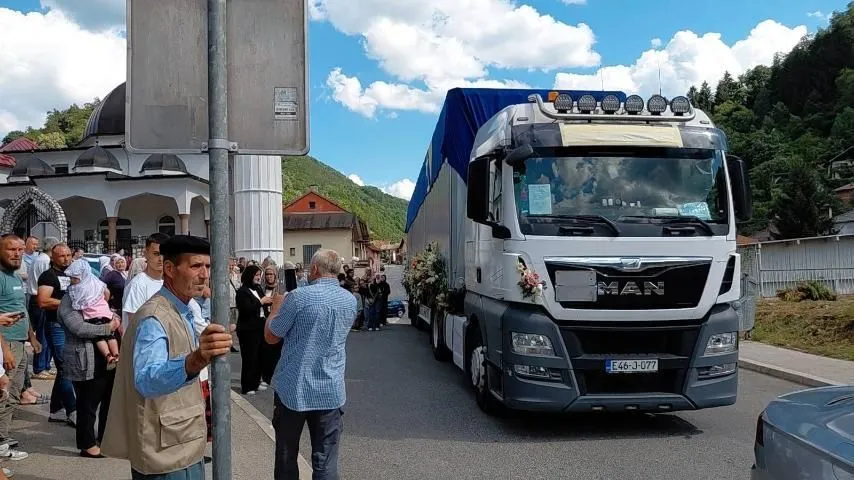 POTOČARI, 9. jula (FENA) - Kamion s posmrtnim ostacima žrtava genocida stigao je danas u Potočare, gdje su preživjele žrtve i članovi porodica, u suzama i tišini, dočekali tabute svojih najmilijih. (Foto FENA/Kadira Šakić)