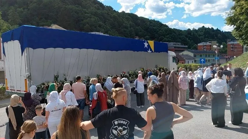 POTOČARI, 9. jula (FENA) - Kamion s posmrtnim ostacima žrtava genocida stigao je danas u Potočare, gdje su preživjele žrtve i članovi porodica, u suzama i tišini, dočekali tabute svojih najmilijih. (Foto FENA/Kadira Šakić)