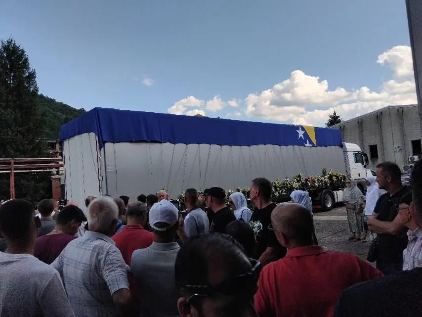 POTOČARI, 9. jula (FENA) - Kamion s posmrtnim ostacima žrtava genocida stigao je danas u Potočare, gdje su preživjele žrtve i članovi porodica, u suzama i tišini, dočekali tabute svojih najmilijih. (Foto FENA/Kadira Šakić)