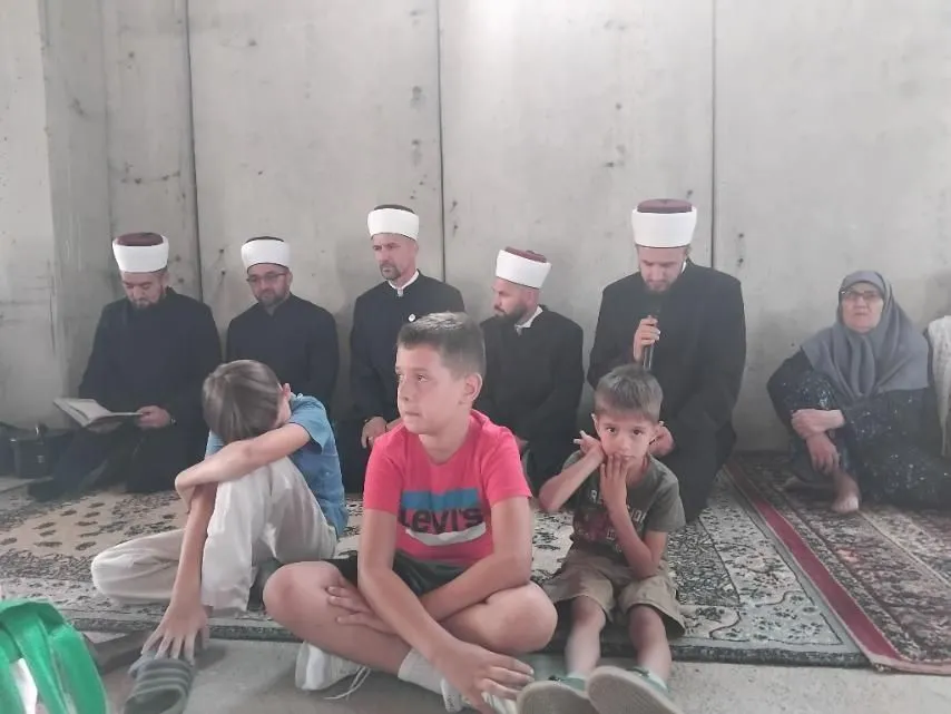 POTOČARI, 9. jula (FENA) - Kamion s posmrtnim ostacima žrtava genocida stigao je danas u Potočare, gdje su preživjele žrtve i članovi porodica, u suzama i tišini, dočekali tabute svojih najmilijih. (Foto FENA/Kadira Šakić)