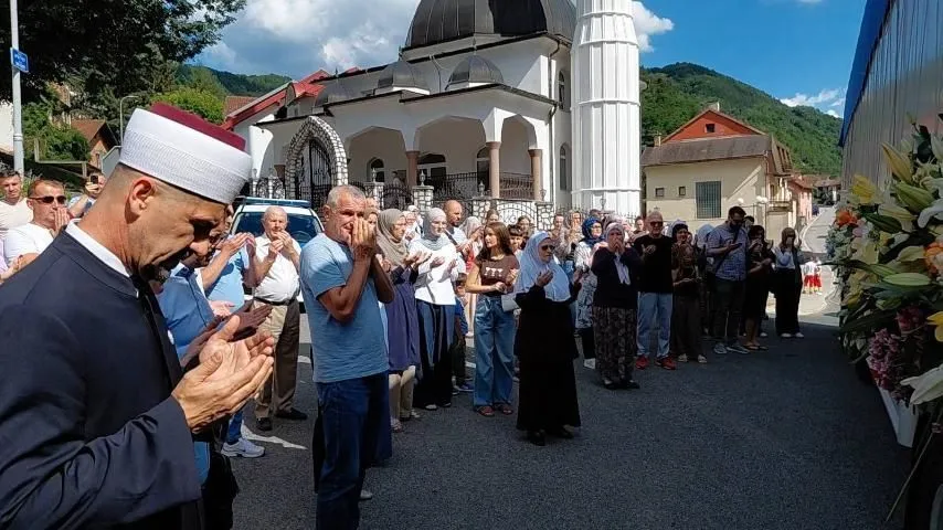 POTOČARI, 9. jula (FENA) - Kamion s posmrtnim ostacima žrtava genocida stigao je danas u Potočare, gdje su preživjele žrtve i članovi porodica, u suzama i tišini, dočekali tabute svojih najmilijih. (Foto FENA/Kadira Šakić)